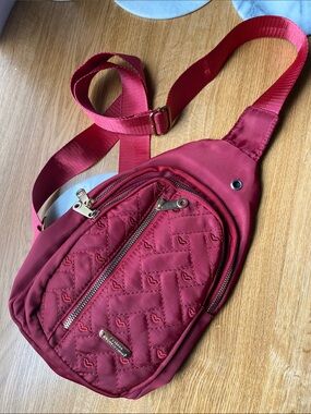 Fashion Jingpin Creations Burgundy Quilted Lips Sling Bag Adj Strap 3 Zipper Poc